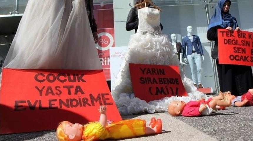 &Uuml;lk&uuml;c&uuml; Gen&ccedil;ler Kadına Şiddeti Protesto Etti