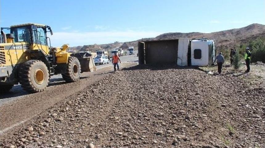 Kamyon Devrilince İ&ccedil;indeki &Ccedil;akıl Taşları Yola Savruldu