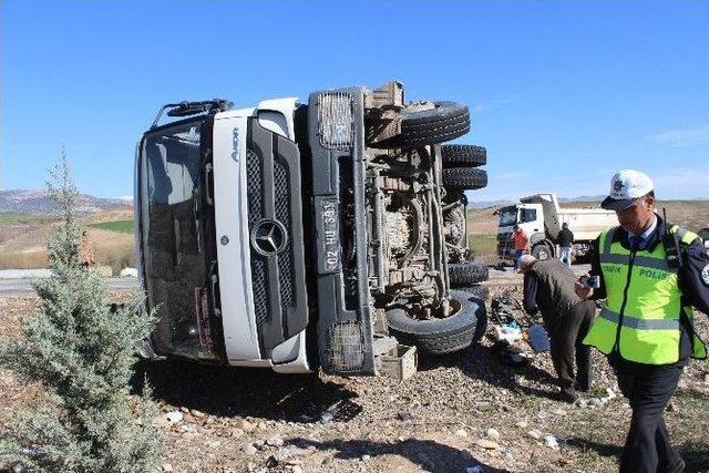 Kamyon Devrilince İçindeki Çakıl Taşları Yola Savruldu