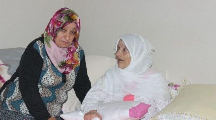 Beş Yıldır Fel&ccedil;li Annesine Bebekler Gibi Bakıyor