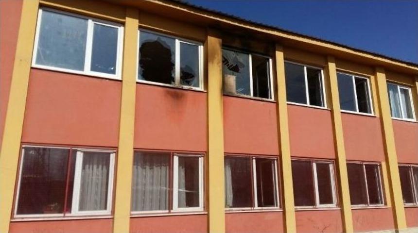 Van&rsquo;da İki Okula Molotoflu Saldırı