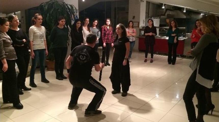 Berko Kadınları, D&uuml;nya Kadınlar G&uuml;n&uuml;nde Şiddete Dikkat &Ccedil;ekti