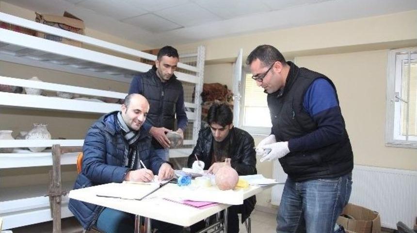 Ahlat M&uuml;ze M&uuml;d&uuml;rl&uuml;ğ&uuml;&rsquo;nde Titiz &Ccedil;alışma
