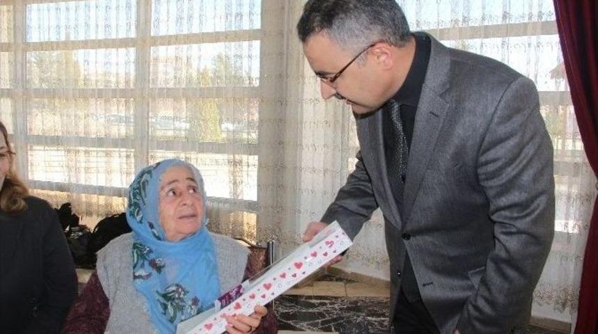 Elazığ Gazi Huzurevi&rsquo;nde D&uuml;nya Kadınlar G&uuml;n&uuml; Kutlandı