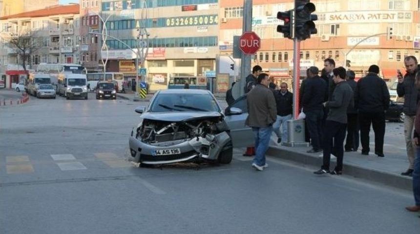 Sakarya&rsquo;da İki Otomobil &Ccedil;arpıştı: 1 Yaralı