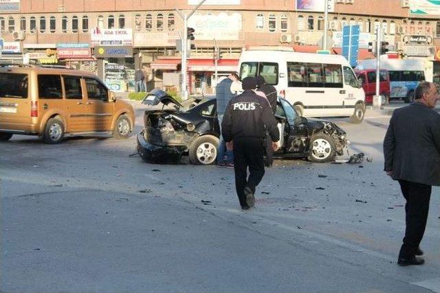 Sakarya’da İki Otomobil Çarpıştı: 1 Yaralı