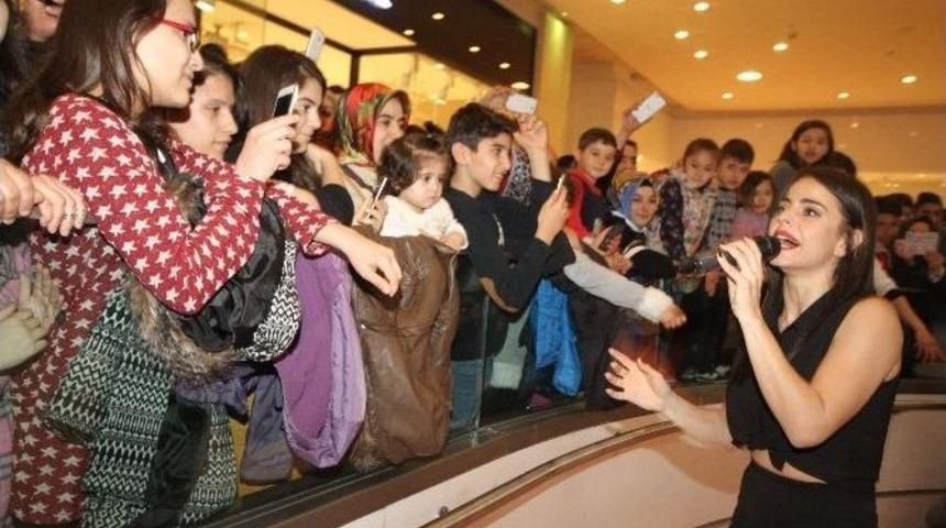 Sempatik Şarkıcı, Minik Hayranlarının Akınına Uğradı