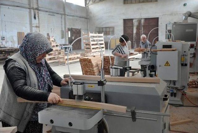 Kadınlar Günü’nde Ekmek Peşindeler