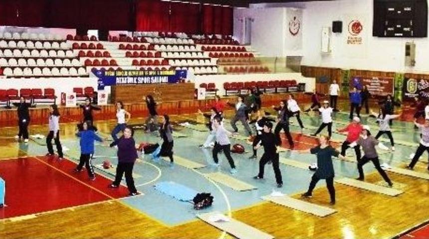 Kadınlar, G&uuml;nlerine Spor İle Başladı