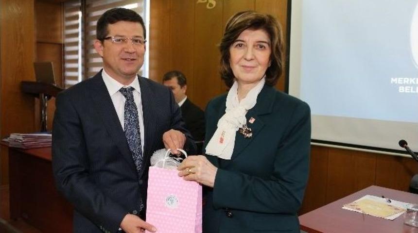 Başkan Subaşıoğlu&rsquo;ndan Kadın Meclis &Uuml;yelerine Hediye Fular