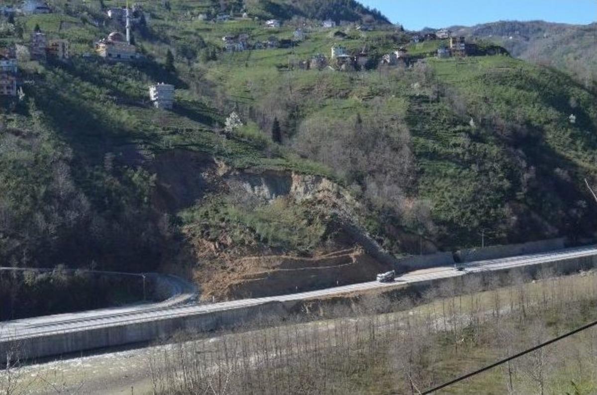 Turizm Yolu Heyelana Teslim