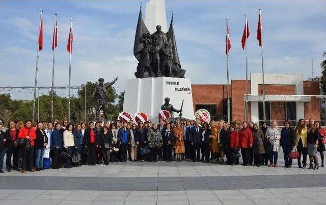 Kadın Dayanışması Çelenk Sunma Törenine Yansıdı