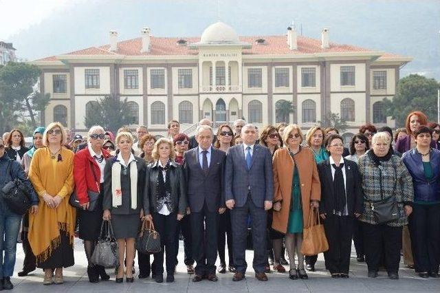 Kadın Dayanışması Çelenk Sunma Törenine Yansıdı