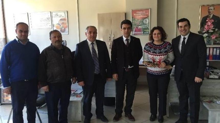 Koop-iş Sendikası Bayan &Uuml;yelerine G&uuml;l Dağıttı