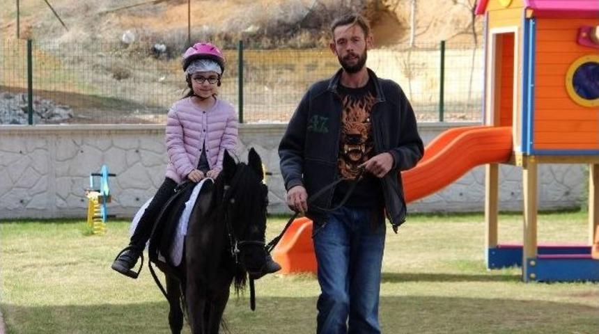 Minik &Ouml;ğrenciler İlk Kez Ata Binmenin Sevincini Yaşadı