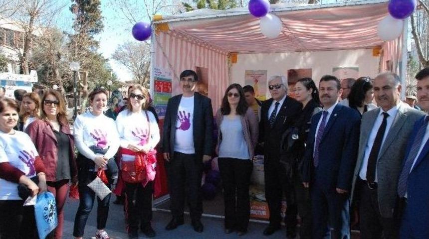 Kadınlar Farkındalık Oluşturmak İ&ccedil;in Y&uuml;r&uuml;d&uuml;