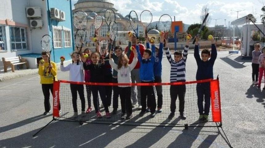 Yunusemre&rsquo;li &Ouml;ğrenciler Tenis İle Tanışıyor