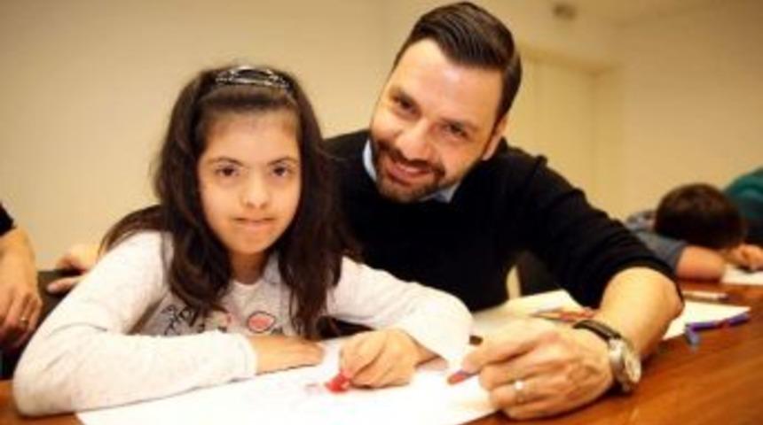 Şarkıcı G&uuml;lery&uuml;z &rsquo;&ouml;zel &Ccedil;ocuklar&rsquo; Terapisinde