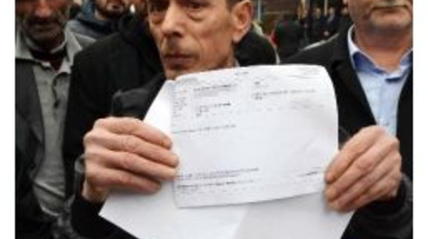 Banka Mağdurlarının Bekleyişi S&uuml;r&uuml;yor