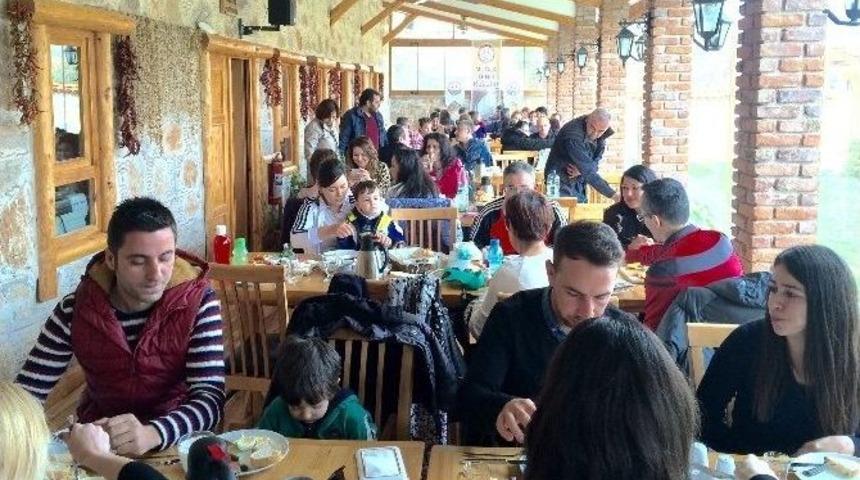 Tenis Kul&uuml;b&uuml; &Uuml;yeleri Kahvaltıda Buluştu