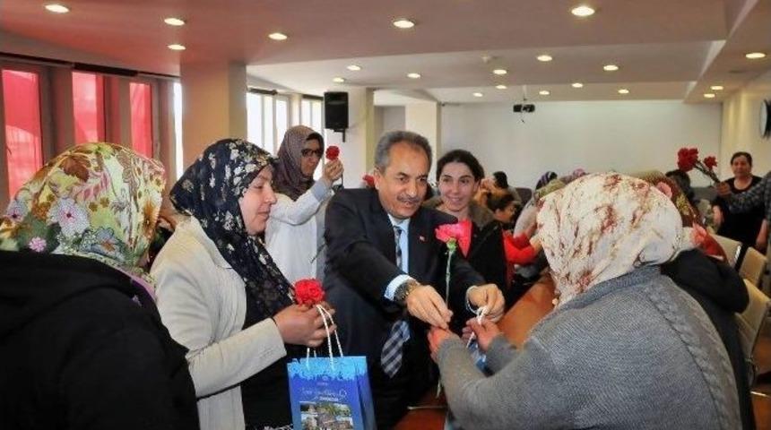 Başkan Akkaya&rsquo;dan Bayan Personele &Ccedil;i&ccedil;ek Ve Hediye