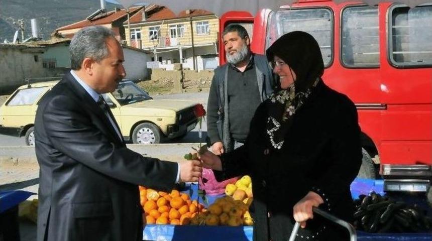 Başkan Akkaya’dan Kadınlara Çiçek