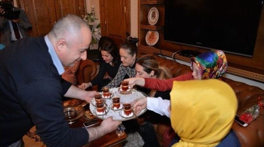 Bu Kez Kadınlar Oturdu Erkekler Hizmet Etti