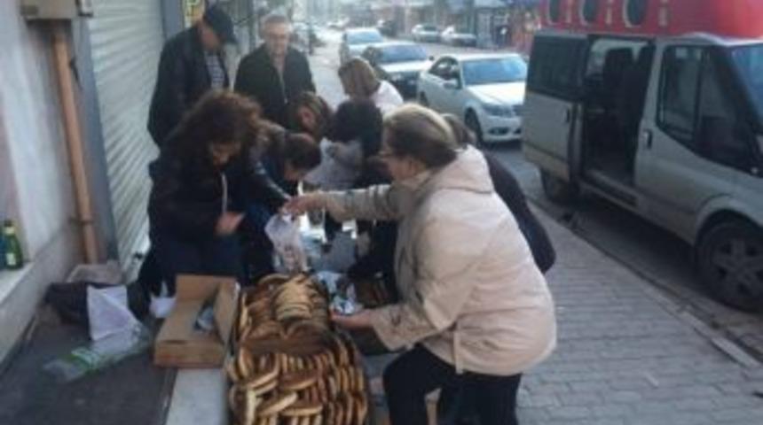 Chp Uşak İl Örgütü, Çalışan Kadınlara Simit, Peynir Ve Şal Dağıttı