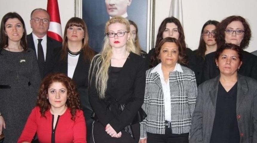 Adliyeye Gelenler Karanfillerle Karşılandı