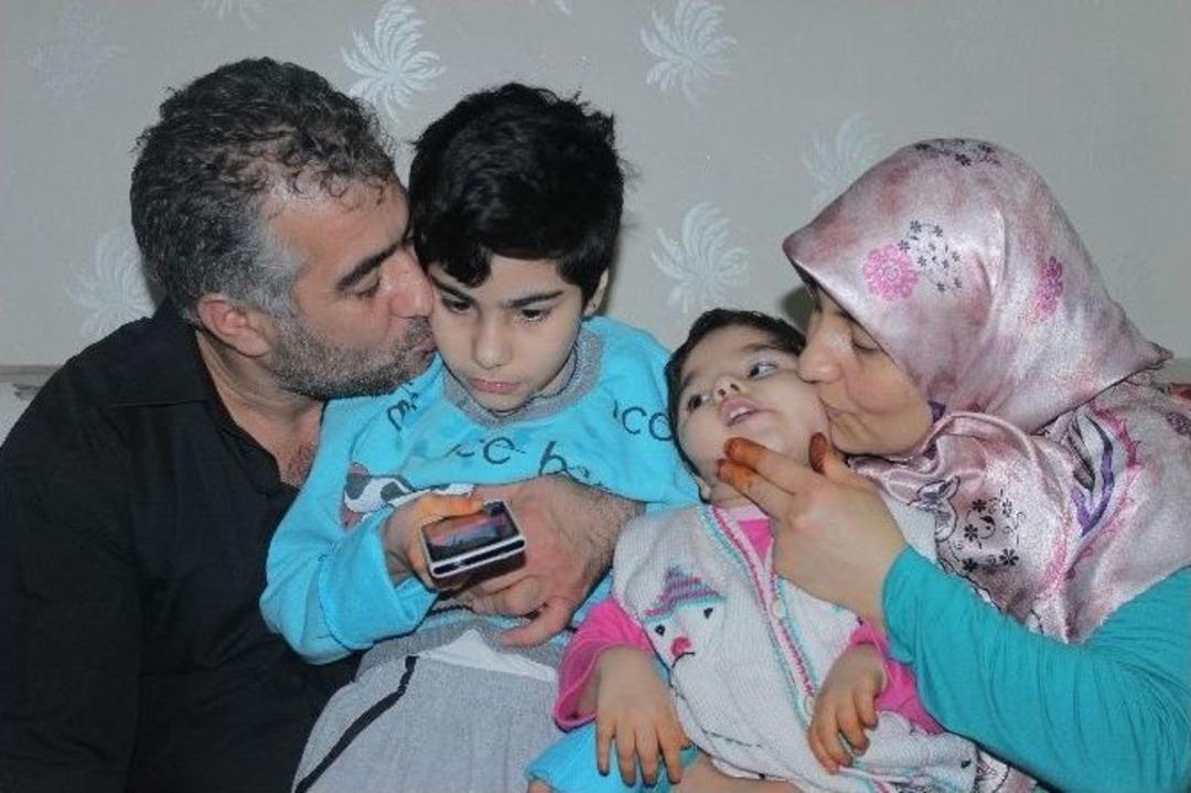 (&ouml;zel Haber) &Ouml;rnek &Ccedil;ift, Engelli İki Kızına Bebek Gibi Bakıyor