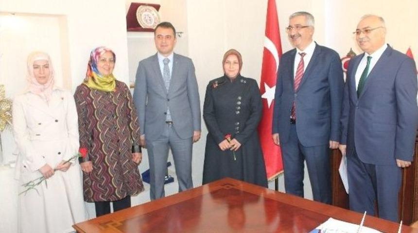 Vali Kılı&ccedil;, Yılın Kadınlarına &Ccedil;eyrek Hediye Etti