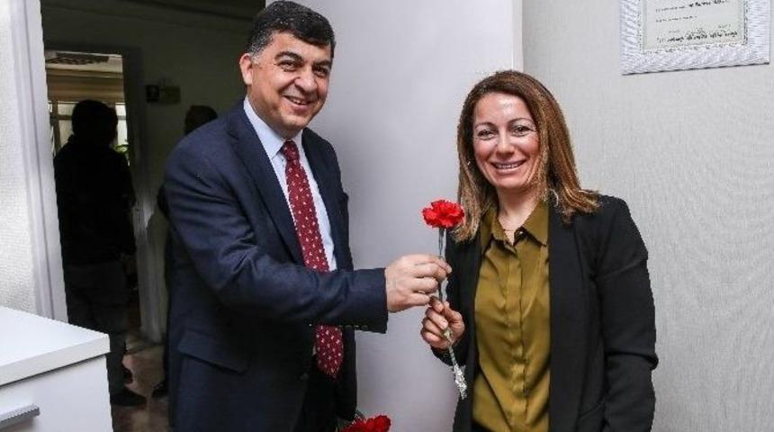 Belediye Başkanı Fadıloğlu Karanfil Dağıttı