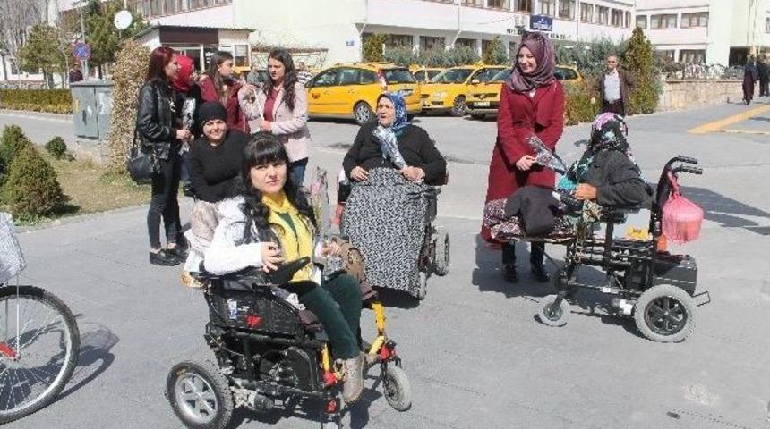 Engelli Kadınlar, Niğdeli Kadınlara Karanfil Hediye Etti