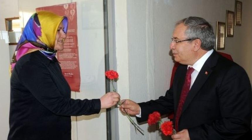 Bilecik Valisi Ahmet Hamdi Nayir&rsquo;den &Ccedil;alışan Kadınlara Karanfil