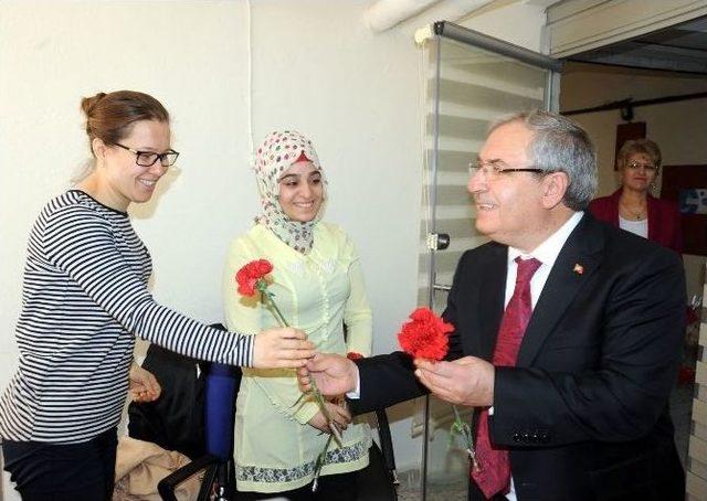 Bilecik Valisi Ahmet Hamdi Nayir’den Çalışan Kadınlara Karanfil