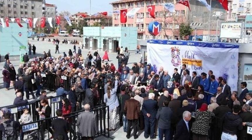 Bağcılar&rsquo;da Kadınlara 10 Bin S&uuml;mb&uuml;l Dağıtıldı