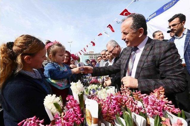 Bağcılar’da Kadınlara 10 Bin Sümbül Dağıtıldı