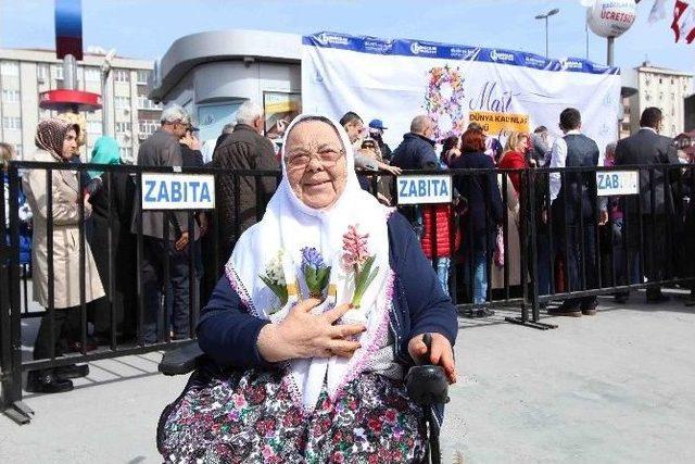 Bağcılar’da Kadınlara 10 Bin Sümbül Dağıtıldı