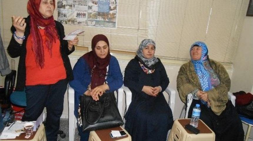 D&uuml;nya Kadınlar G&uuml;n&uuml;&rsquo;n&uuml; Şiir Ve T&uuml;rk&uuml; Ş&ouml;leni İle Kutladılar