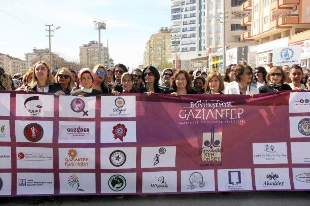 Kadınlar Kortejde Buluştu