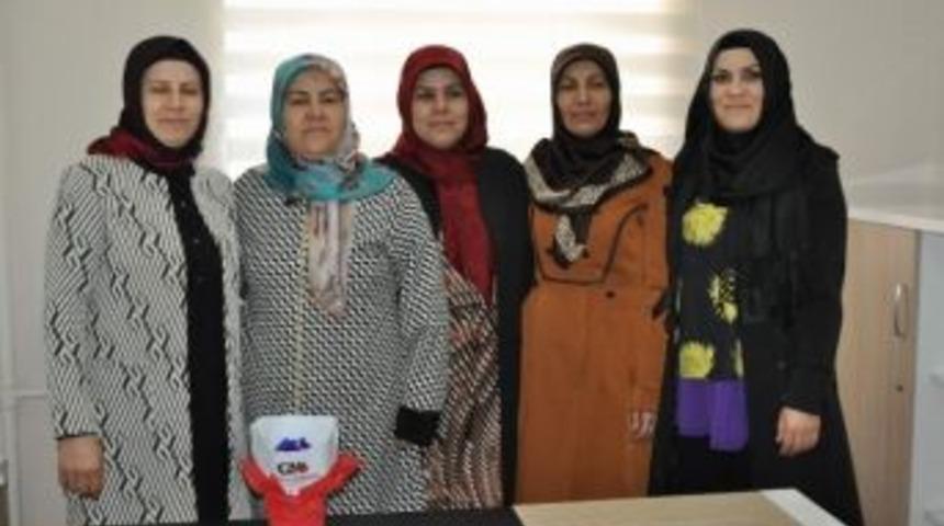 Eğitim-bir-sen&rsquo;den Kadınlara Menekşe&rsquo;li Kutlama