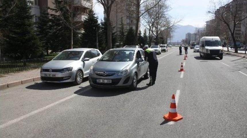 Trafik Denetlemesi Sandılar, Karanfili G&ouml;r&uuml;nce Şaşırdılar