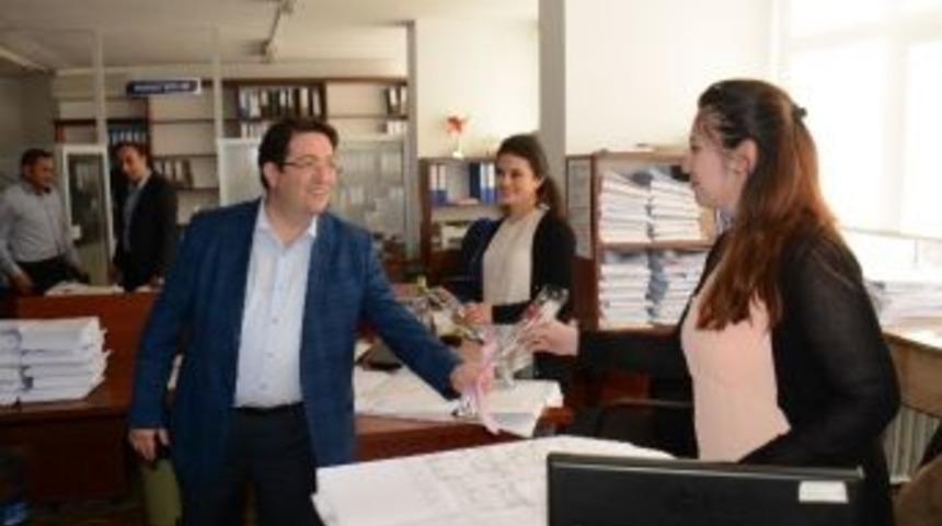 Bayan Personellere &Ccedil;i&ccedil;ekli Kutlama