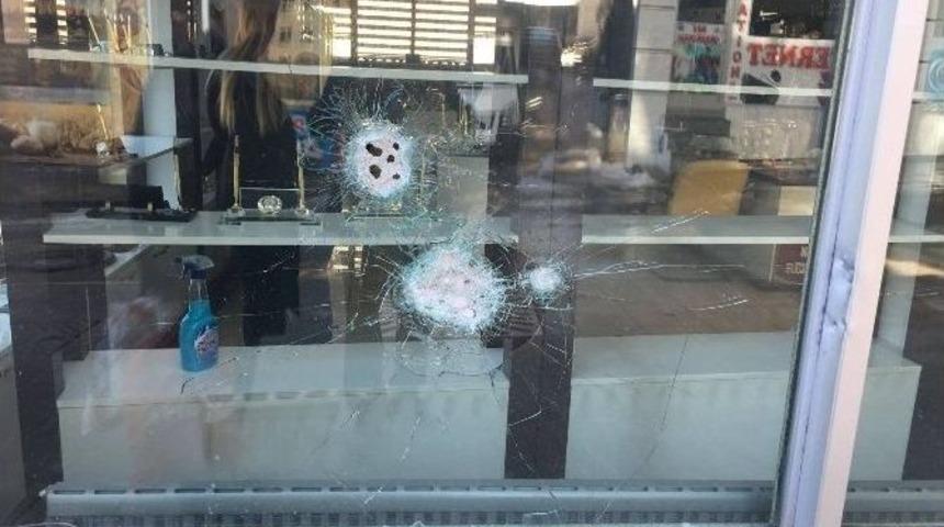 İşyeri Ve Otomobil Kurşunlandı