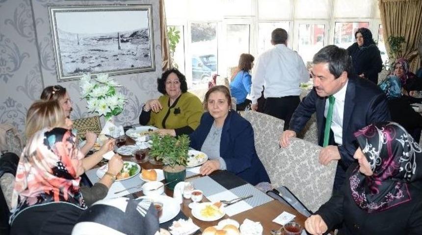 Eser, Kadınlar İle Kahvaltıda Bir Araya Geldi