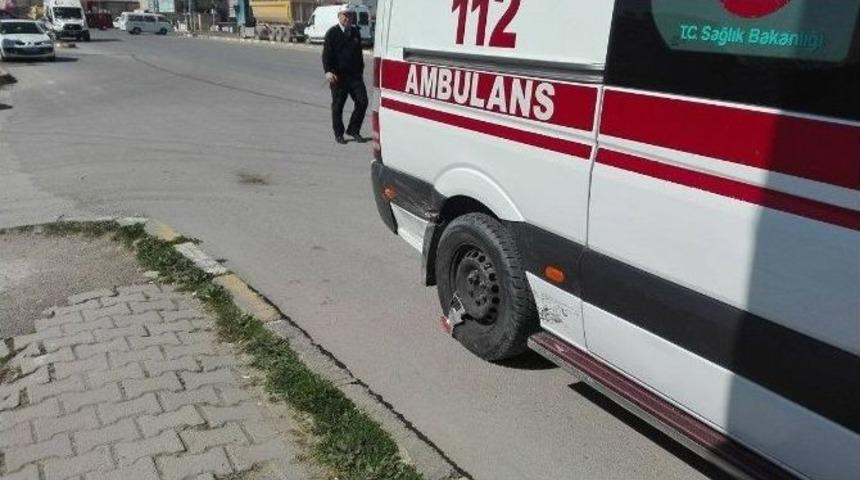 G&ouml;reve Giden Ambulans Kaza Yaptı