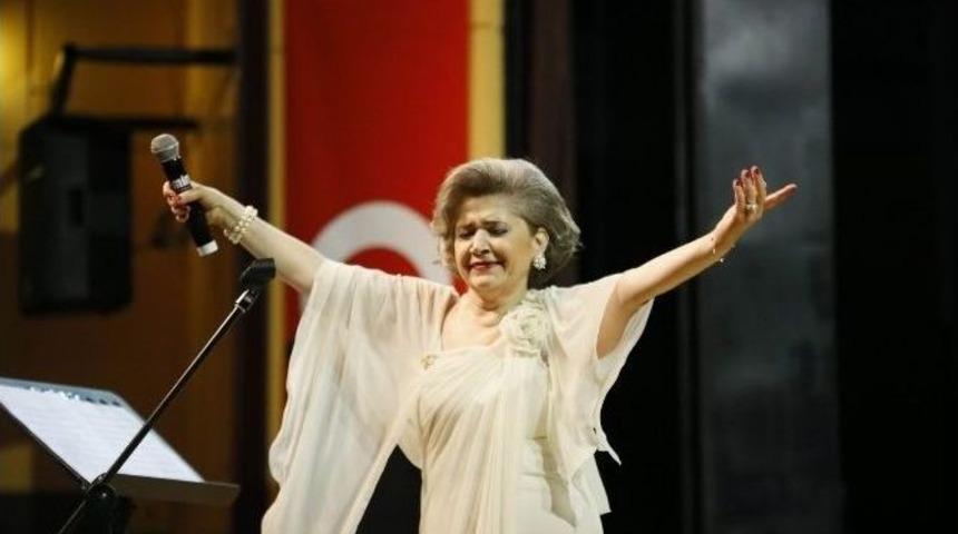 Sahnede &ldquo;ayşe Taş&rdquo; Zerafeti B&uuml;y&uuml;ledi