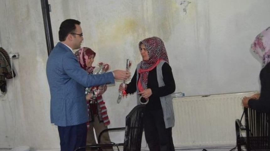 Ak Parti Kula İl&ccedil;e Başkanı Palabıyık G&uuml;l Dağıttı