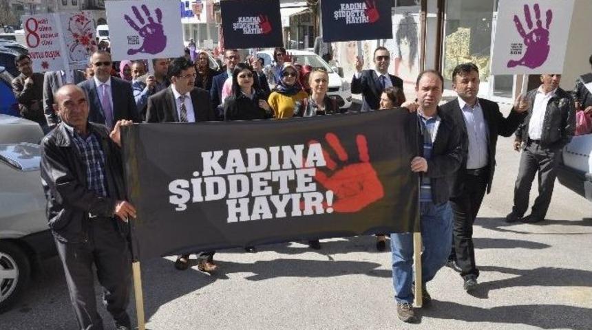 Aksaray&rsquo;da Sağlık&ccedil;ılar Kadın Şiddetine Karşı Y&uuml;r&uuml;d&uuml;