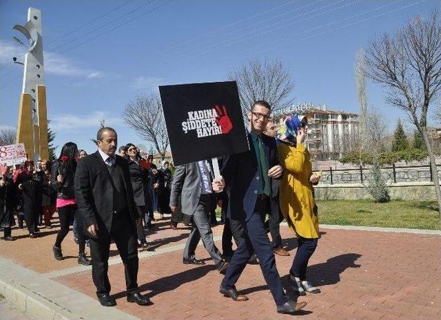 Aksaray’da Sağlıkçılar Kadın Şiddetine Karşı Yürüdü